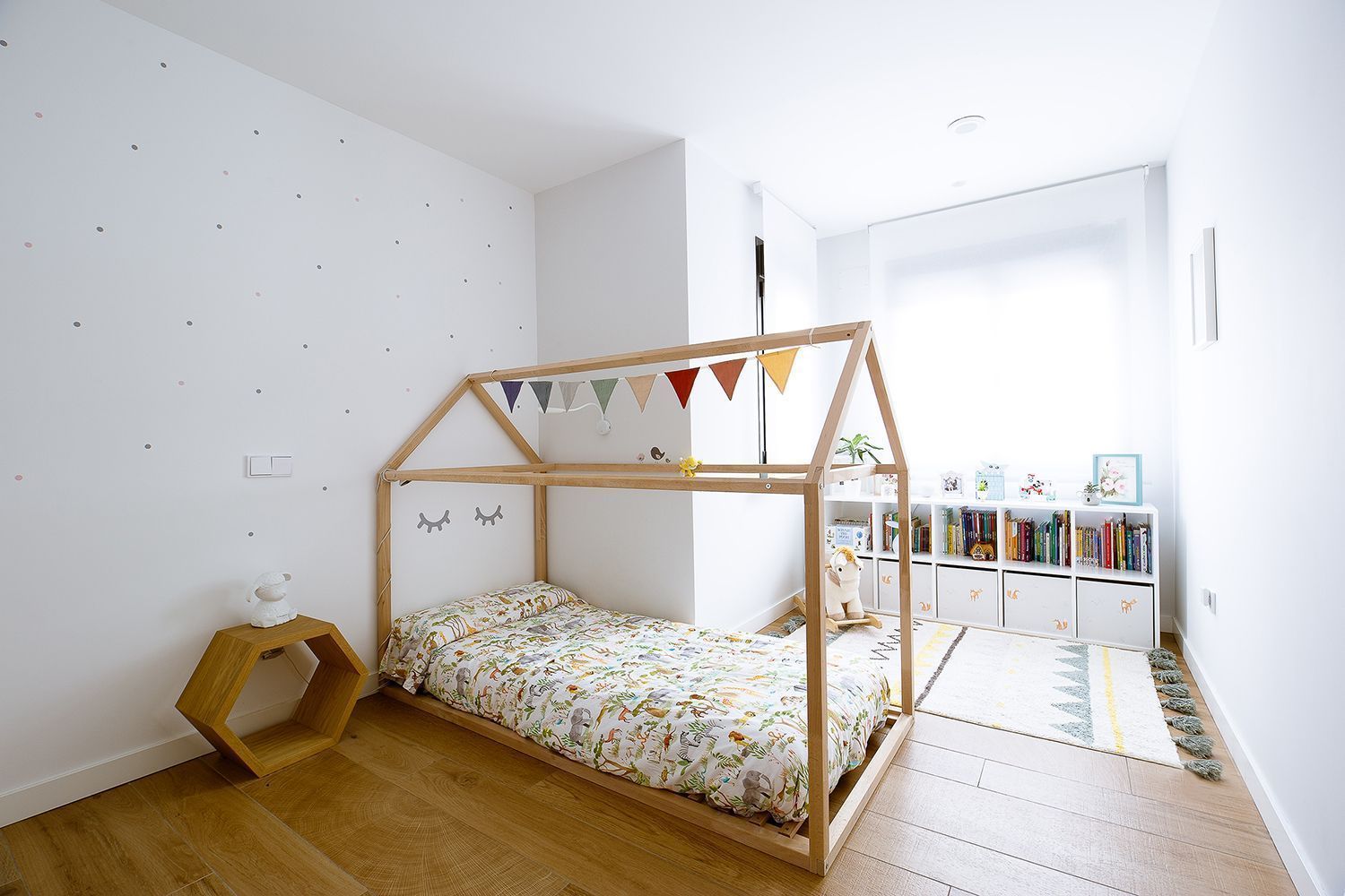 Inspiración en interiorismo y decoración dormitorio principal montessori, iconicainteriors