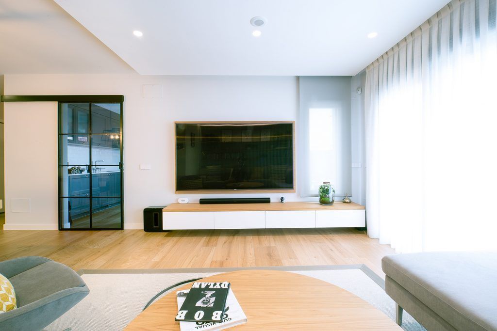 interiorismo, mueble bajo tv en roble natural y blanco, iconicainteriors