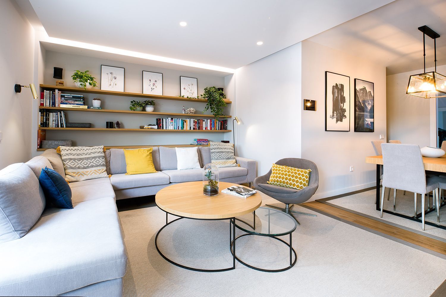 interiorismo y decoración de salón con estantería trasera, iconicainteriors