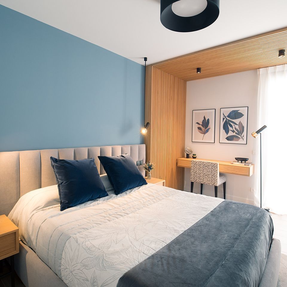 Interiorismo online. Proyectos de diseño de interiores de dormitorio con cabecero tapizado. Icónica Interiors