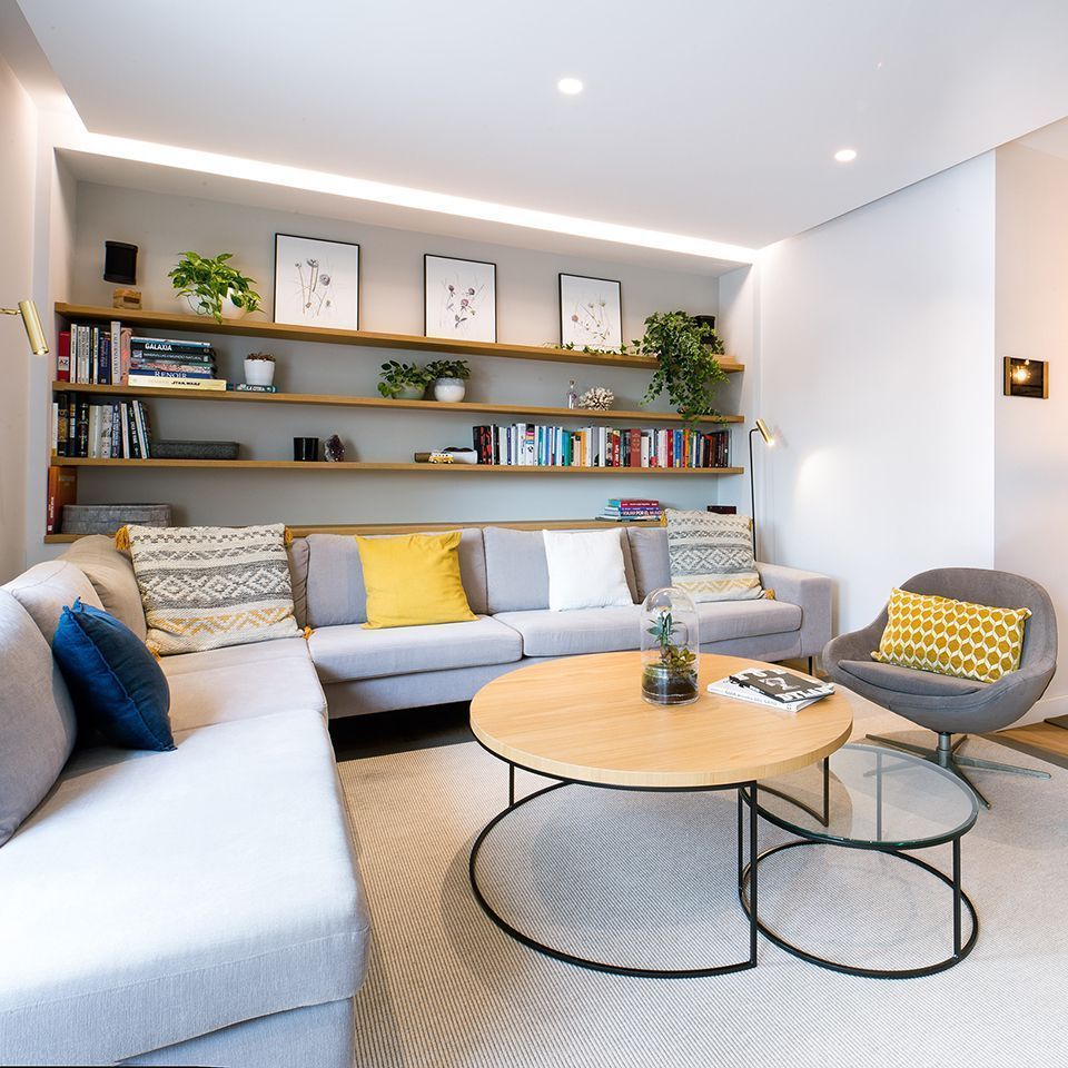 Biointeriorismo. Proyectos de diseño de interiores de salón comedor con estantería. Icónica Interiors