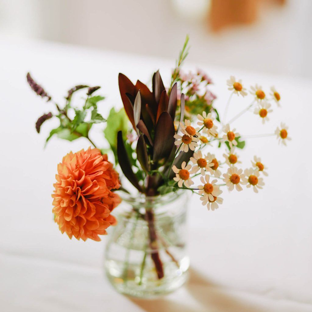 Decoración veraniega sostenible, jarrón con flores de verano