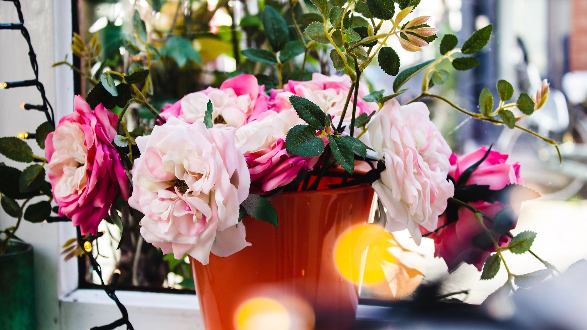 Decoración veraniega sostenible, jarrón con flores rosas