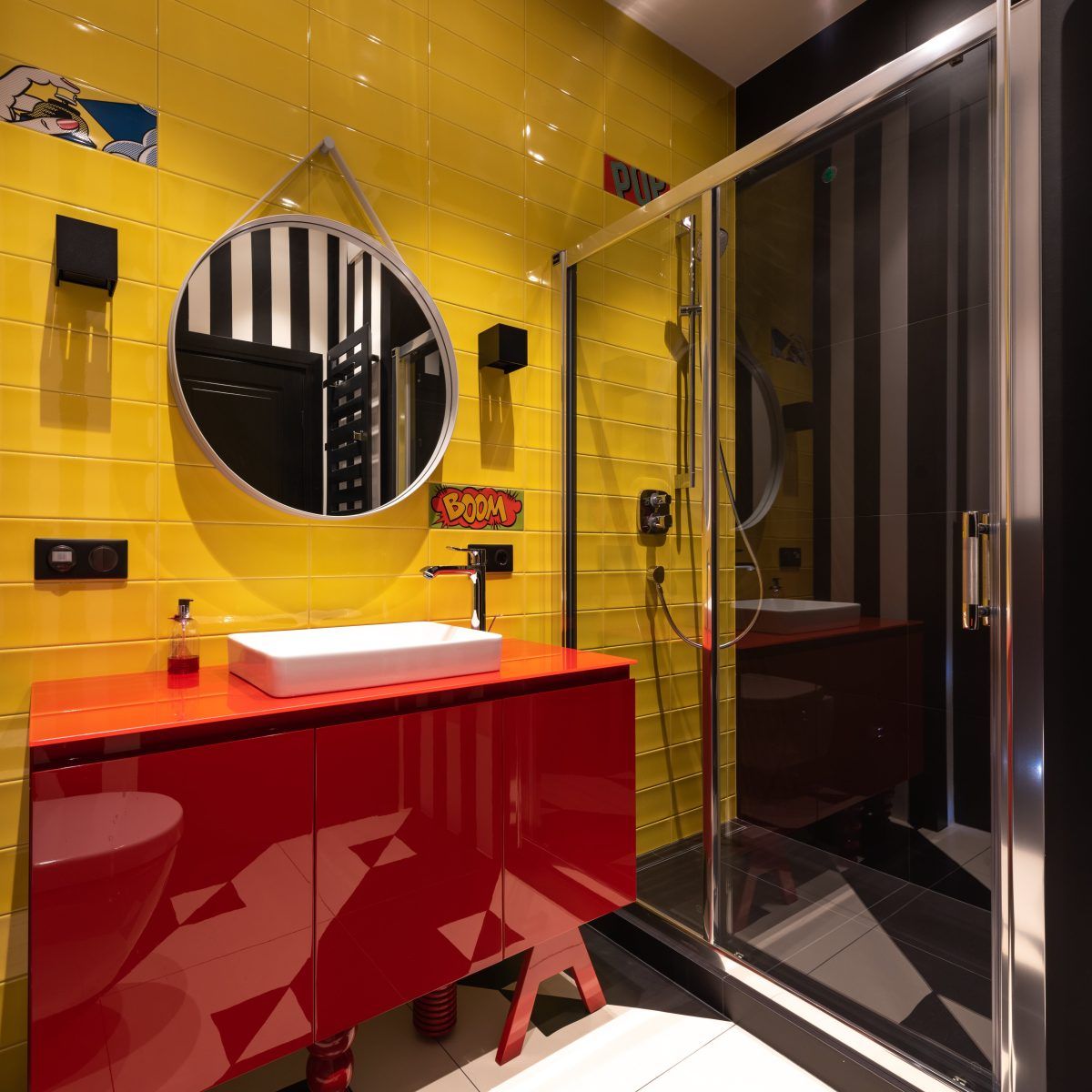 interiorismo de baño con colores vibrantes tendencia interiorismo 2024