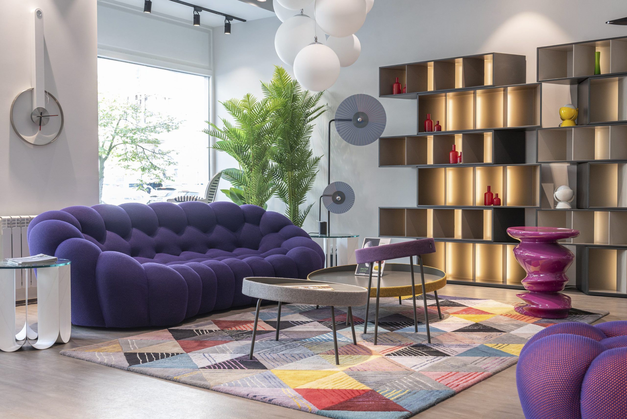 interiorismo colorido en tonos morados muy en tendencia en 2024